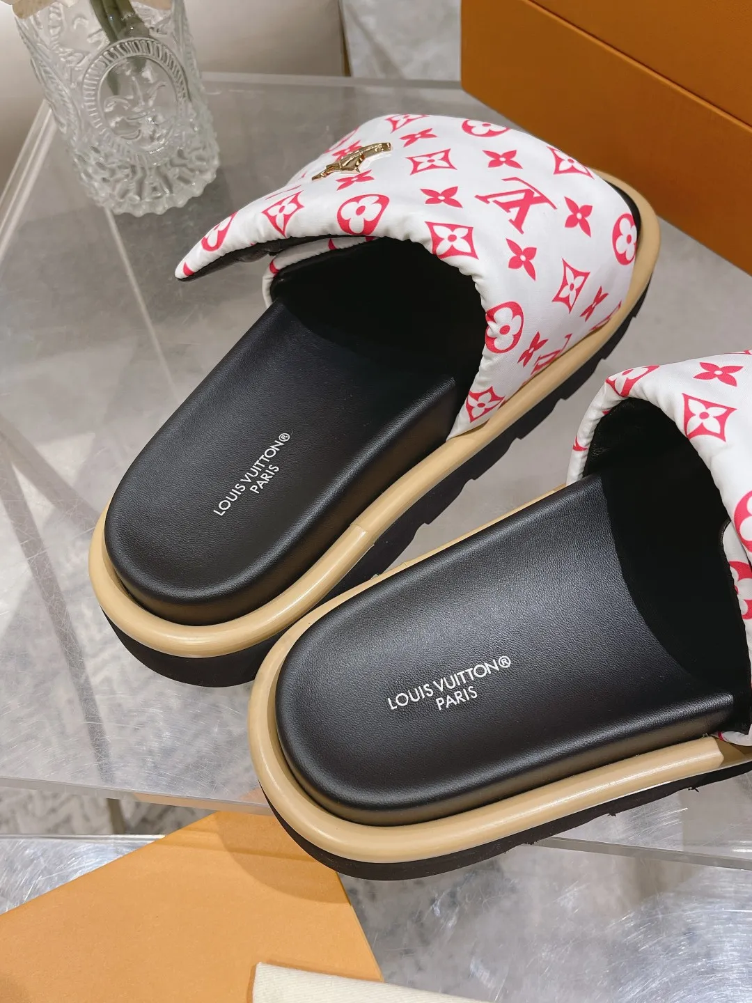 👟👟Ex-factory price 360👟👟 Lvjia brand | ²⁰²5 𝐬𝐬 💛2025 spring and summer latest popular Velcro series...Couple style thick-soled slippers, new rare products at the purchasing level💫 🍒This style is the favorite of celebrities🌟big internet celebrities. A simple and elegant sandal. A good style that you can't take your eyes off at a glance! The thick sole has the effect of increasing the height of the feet. It has the function of elongating the legs immediately. It is exquisite and low-key luxury✔️ No matter it is paired with skirts or trousers, it is super aura🛍 ━━━━━ ЅᏇєєt ━━━━━ ▪️Upper: LV old floral fabric ▪️Outsole: original molded outsole ▪️Shoe size: 35-45
